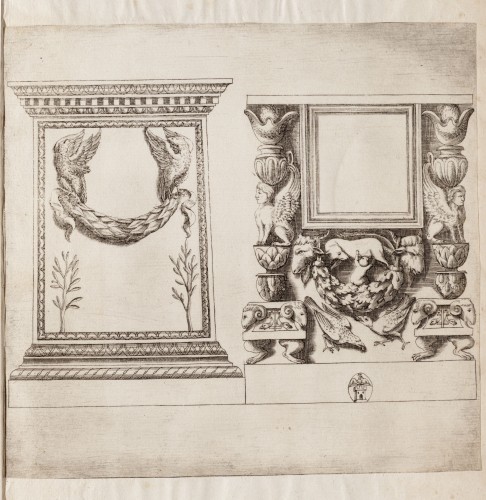 Ornamentprent. Galleria Giustiniana del marchese Vincenzo Giustiniani.  Twee Altaren of steles ('Album Podestà u.a.').